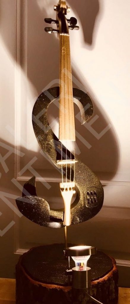 VIOLON SUR SOCLE EN BOIS