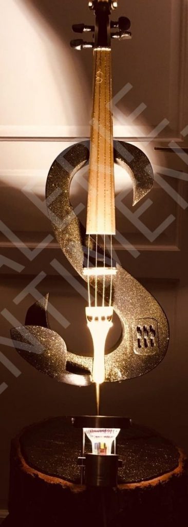 VIOLON SUR SOCLE EN BOIS